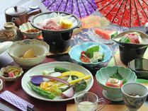 【#スタンダード】牛と豚のダブル陶板焼きがメイン。那須高原野菜をふんだんに使った夕食です。