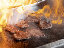 ◆夕食バイキング／北海道標茶町産「星空の黒牛」のステーキが人気です。（イメージ）