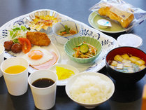 【朝食】地産地消の食材を使った自慢の定食(内容は仕入の状況により変更となります)。