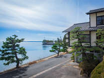 当館の目の前には浜名湖が広がっております。全てのお部屋から景色をお楽しみいただけます。 写真