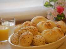 無料朝食バイキングには、ヨーロッパより直輸入の無添加パンがお召し上がりいただけます。（6:30～9:00）
