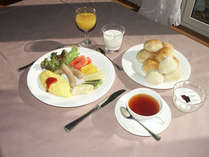 ラ・コリーナの朝食例です。ソーセージやパンは日毎に変わります。