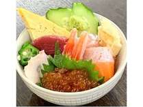 おすすめの朝食ライブキッチンメニューは「北海道まるごと海鮮丼　」。北海道の海の幸満載!!