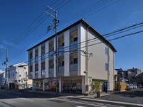 阪急松尾大社駅から徒歩６分。鈴虫寺・苔寺へもアクセス良好！<BR>河原町・祇園方面へもバス１本。<BR>ホテル敷地内に無料駐車場あり◎<BR>全客室ツイン・禁煙。全１６室の素泊まりホテル。