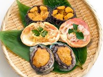【ご夕食一例】グレードアップ会席…蟹・鮑・うにの3種海鮮焼き　※イメージ