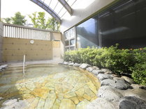 【大浴場／露天風呂】開放的な露天風呂で石和の名湯を堪能。
