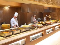 【姉妹館「草津ナウリゾートホテル」ディナービュッフェ】オープンキッチンで出来立ての料理を堪能