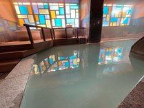 大浴場（女性）／草津のパワフルな温泉はお湯をしっかり揉んでからお入りください。