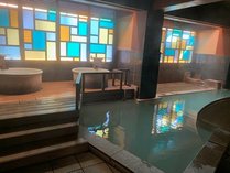 大浴場（女性）／草津のパワフルな温泉はお湯をしっかり揉んでからお入りください。