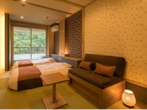 3名でご利用の場合は、手前のソファーがベットに組み替えいたします。大阪の温泉旅館