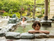 庭園露天風呂は四季折々の自然を楽しみながらご入浴いただけます。大阪の温泉旅館