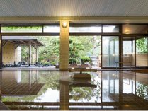 気候の良い日は大浴場の仕切りも開けますので開放的雰囲気になります。大阪の温泉旅館