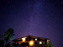好条件の夜には、まるで降ってきそうな星空が観察できる栂池高原の小さなホテル