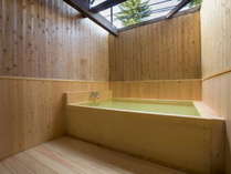 爽やかな風を感じながら入浴できる総ヒノキ作りの男性露天風呂。晴れた日には星空を臨めるかも