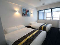 ＜和洋室＞２Fには寝室が2つ、それぞれダブルベッドが2台あり。ベッドはシモンズ社製です。