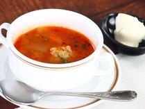 スープ一例_ルーマニア料理のチョルバ　デ　ペレショアレ。サワークリームとご一緒にどうぞ