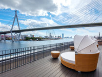 広大なテラスから天保山大橋や海遊館、遠くには大阪ベイエリアの街並みが見渡せます。