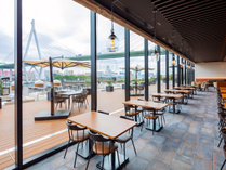 3階【Dining　BRICKSIDE】　大きな窓からは大阪湾を眺めてお食事できます。