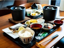 手作りの和朝食。炊き立ての土鍋ご飯とトビウオ等屋久島の幸たっぷりの朝ご飯です。　