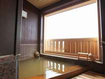 【別館鶴の居】源泉かけ流し半露天風呂付き特別室（一例）