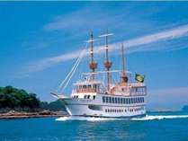 白く輝く優雅な船体、ゆったりくつろぎながら贅沢に潮風を散歩できる「九十九島遊覧船パールクィーン」