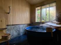【陶器風呂】信楽焼の陶器風呂と、高野槙の湯口。主人のこだわりが詰まった贅沢な風呂です。　
