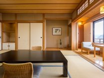 湯田温泉の街並みに臨むバリアフリー対応の客室。お食事は食事処にてご案内いたします。