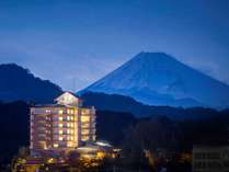 雄大な富士山と夕方の全景写真