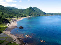 **国の名勝・外海府海岸は新潟県随一の景勝地として名高く、約50kmも奇岩、奇勝が続きます