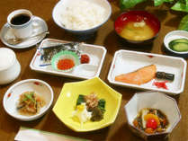 *朝食例：和食/焼き魚や小鉢などをご用意いたします。