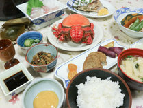 *【夕食一例】焼魚、お刺身など魚料理中心の料理。手作りデザート付き♪