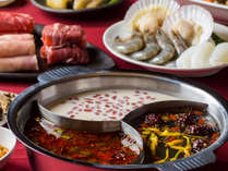 火鍋：鶏ガラ、　麻辣、白湯、薬膳、味噌の5種のスープから3種を選ぶ火鍋ディナー。