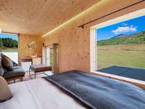キャンプ初心者でも手軽に、贅沢にお過ごしいただける2室だけのプライベート空間です。