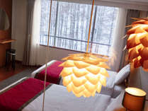 カップルツインルーム　ライトアップしたお部屋から見る雪景色は素敵な雰囲気です。