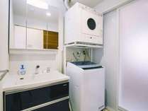 *［バスルーム］洗面室にはアメニティ一式、洗濯機・乾燥機があるので便利