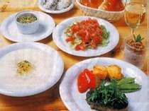ニセコ産の彩り鮮やかな旬野菜が主役のディナー。完熟トマトは味が濃いです。