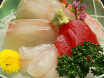 #【ご夕食一例・単品】地元の旬の海の幸を活かした正統派の日本料理》でおもてなしさせていただきます。