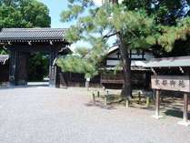 京都の中心地、京都御苑の堺町御門です。