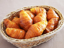 ◆朝食　クロワッサン　オーブンで焼き立てのクロワッサンは香ばしくサクサク！朝食一番人気の一品です。