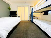 【ファミリールーム】ダブルベッドと2段ベッドを設置したファミリールームです。最大大人4名様宿泊できます