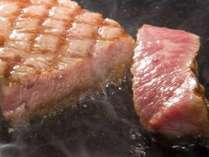 Ａ５ランク認証近江牛ステーキ　目の前の鉄板で焼き上げたアツアツの霜降りをお召し上がりください。