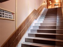 *【「高台のレトロ和室」への階段】少し急な造りのため、お足元にはご注意ください。