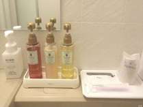 シングル浴室：ボディソープ・シャンプー・コンディショナー・ハンドソープ・歯ブラシ・カミソリ・くし