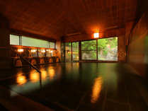 【内湯大浴場】長野県最大級の湯量毎分720L、1日1036トンの源泉100％かけ流し。