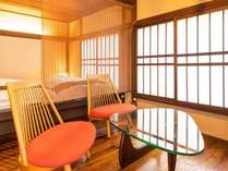 和洋室「大霧」は、イサムノグチテーブルと豊口克平デザインの天童木工の胡坐椅子を配して床暖房付き