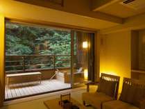 【和洋スイート】お部屋と露天風呂には、内宮へと続く森の清らかな空気が漂います