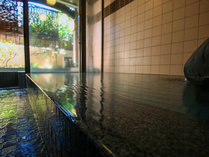 #お風呂は源泉から引いた表の湯と開放感たっぷりの掛け流し露天風呂が楽しめます。