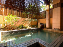 #鬼怒川温泉では珍しい源泉かけ流しの露天風呂。お風呂の泉質はアルカリ性単純温泉です。