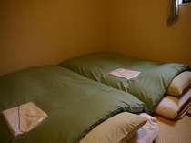 丸八真綿のこだわりの寝具でごゆっくりお休み下さい（写真は冬用の布団です）