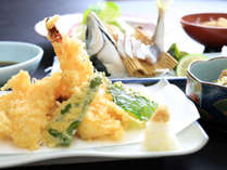 活きのいい海の幸の天ぷらをご賞味ください。